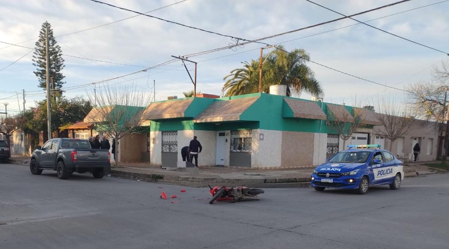 En la intersección de Dante Alighieri y Drago chocaron camioneta y motos.