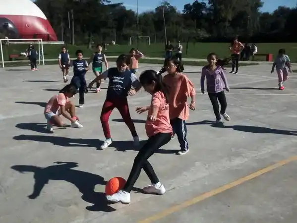 Chicos de las Escuelas de Iniciación Deportiva de Tigre disfrutan del otoño a pura diversión