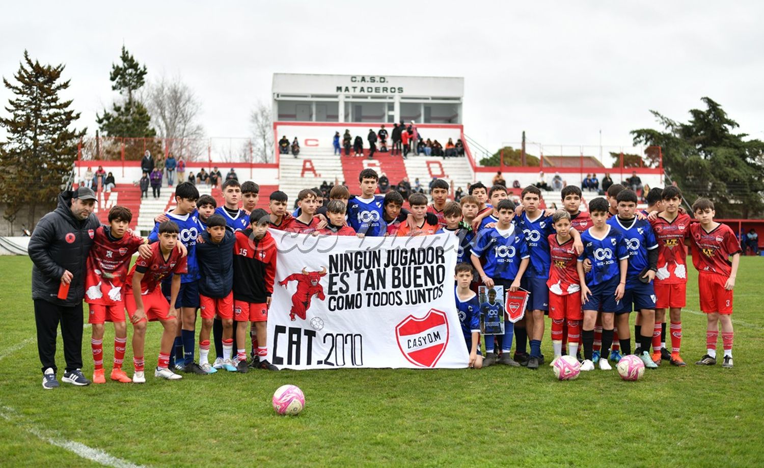 Los jugadores de la categoría 2010 unidos por Yandel Romagnano