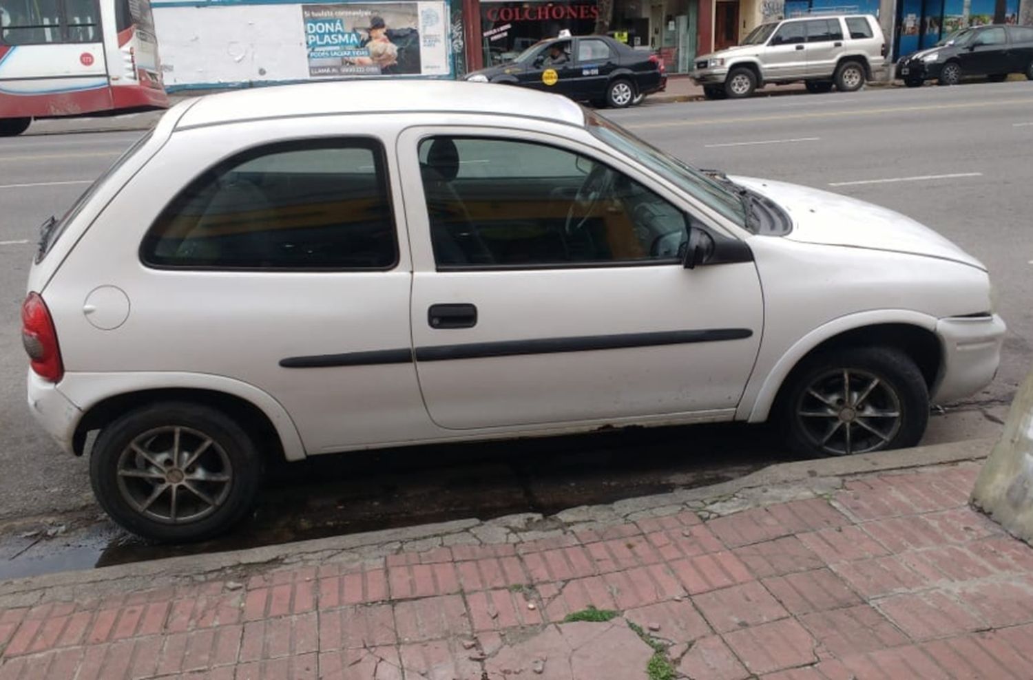 Robaron un auto estacionado en Garay e Independencia