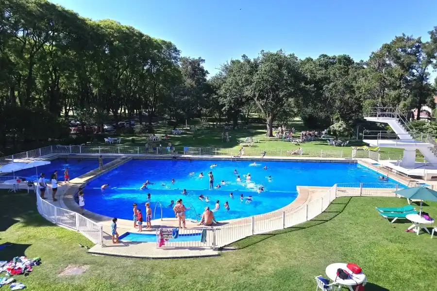 Un niño de siete años se ahogó en la pilera de un country de Rosario y corre riesgo de vida