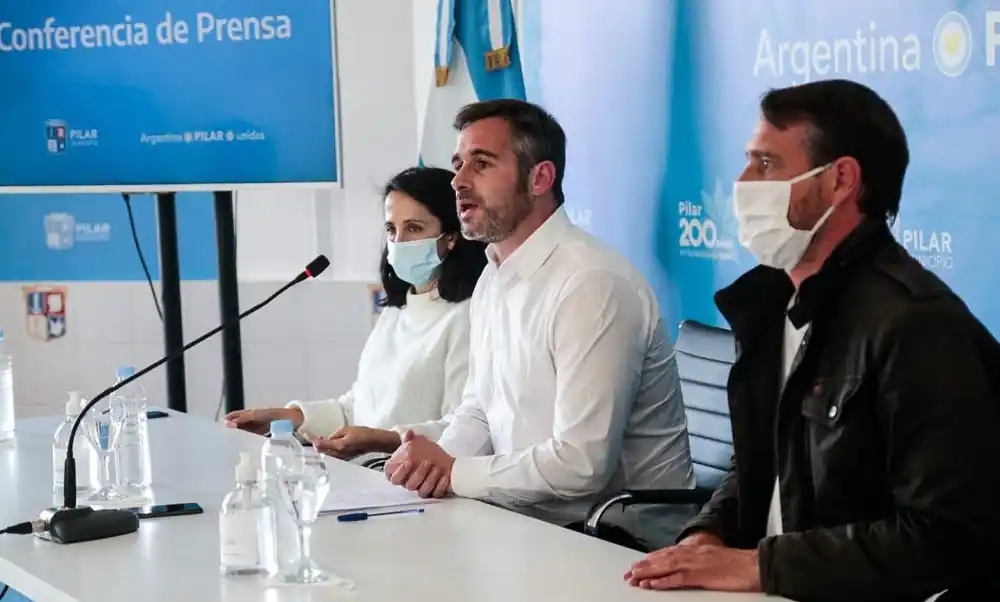 Achával, junto a la concejal Lourdes Filguiera y el secretario de Gobierno, Santiago Laurent.