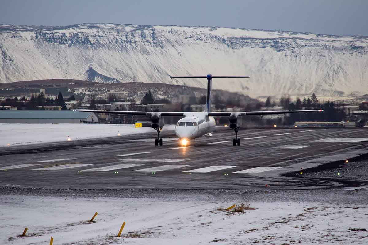 Un incidente que casi provocó la colisión de dos aviones en el espacio aéreo islandés fue causado por la distracción de los controladores aéreos, que estaban discutiendo sobre un partido de fútbol.
