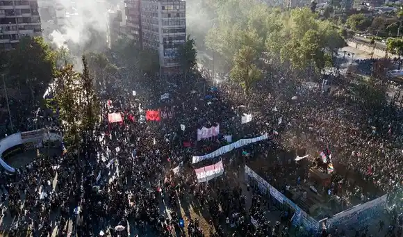 ¡YA PASARON DOS AÑOS! Conmemoración de protestas en Chile termina en saqueos