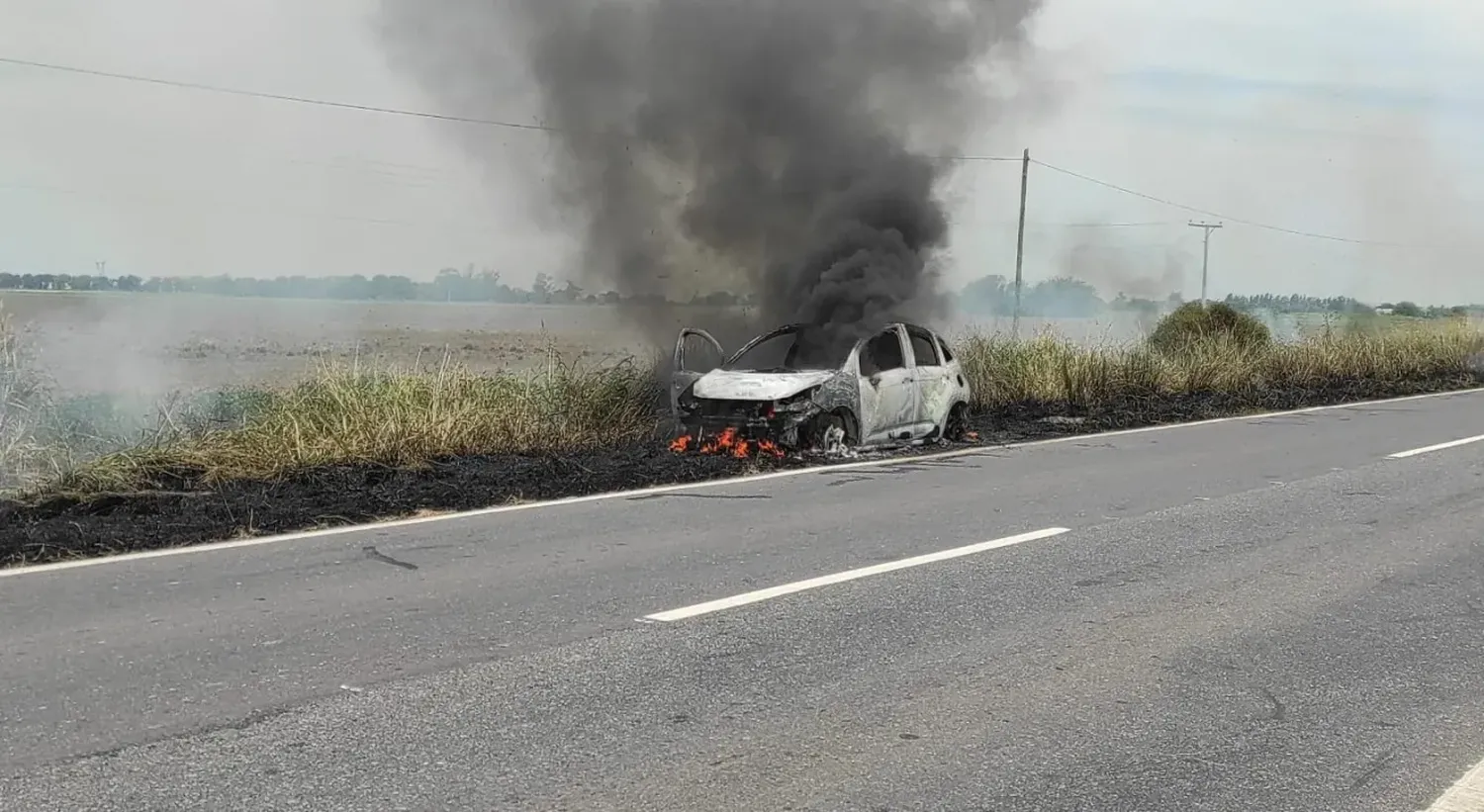 Se incendió completamente un automóvil