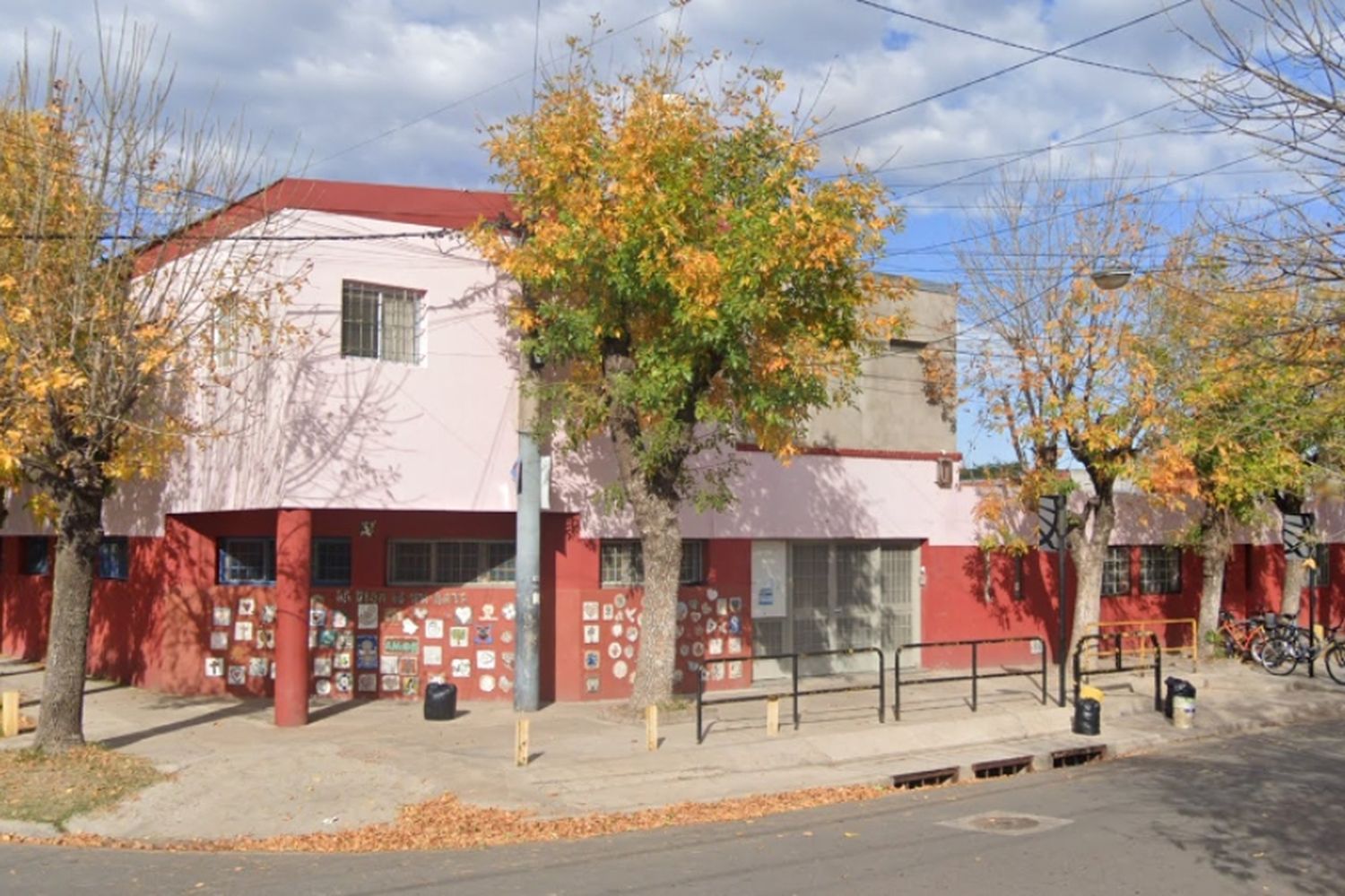 Balearon una escuela de zona oeste y dejaron una nota intimidante