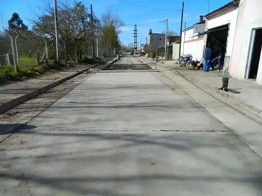 Comenzaron a pavimentar la calle La Cantera y avanzan en otras arterias de la ciudad