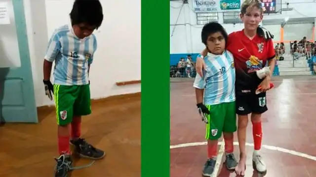 Emocionan: Arquerito no tenía guantes para atajar y un rival le regaló un par