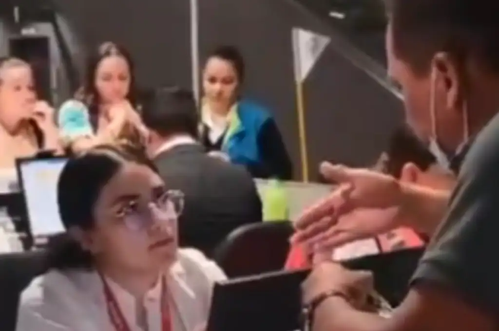 La escena quedó filmada por otros clientes.