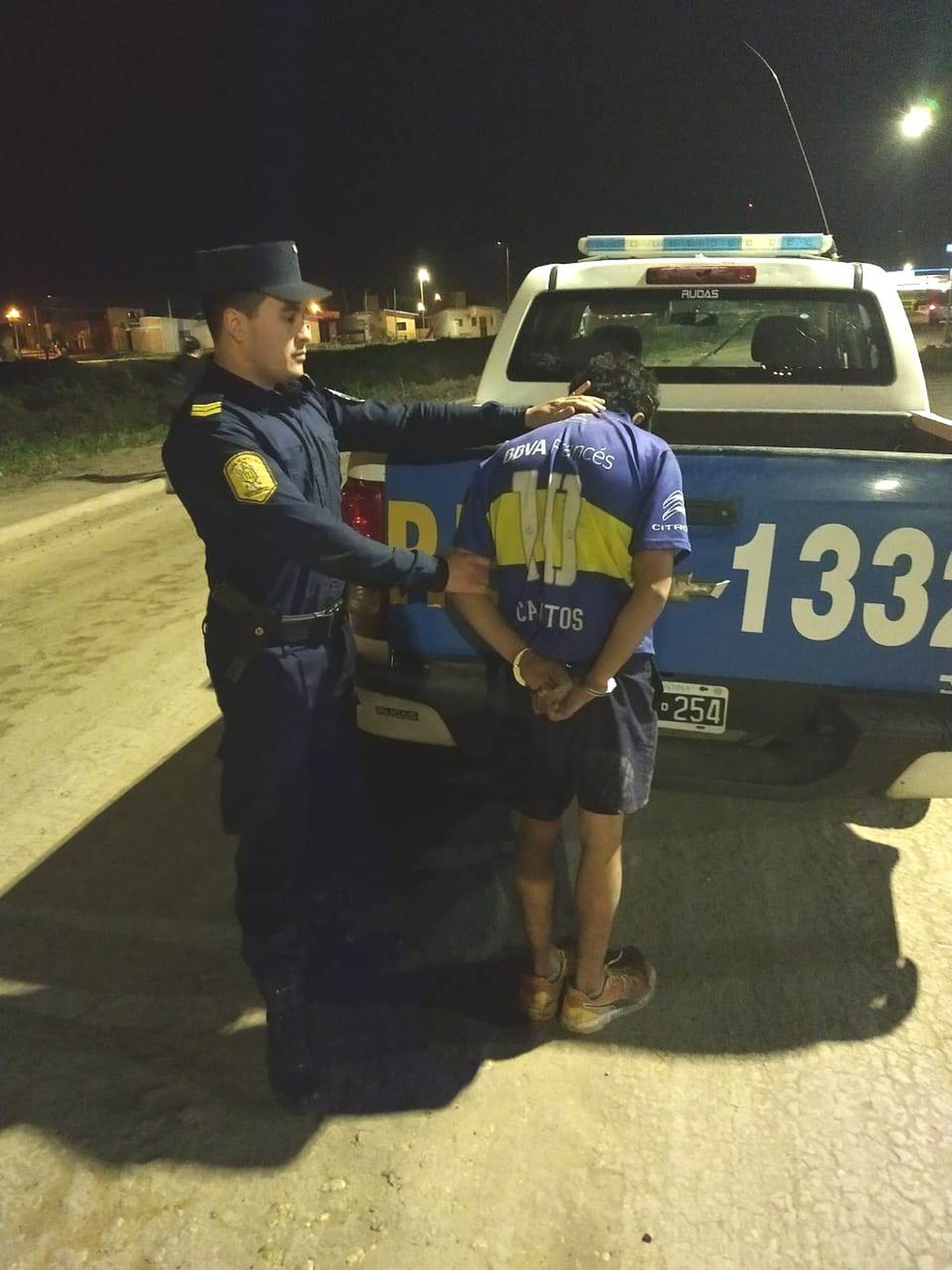 Le arrebató una cartera a una señora y fue detenido en el puente del barrio Molinari