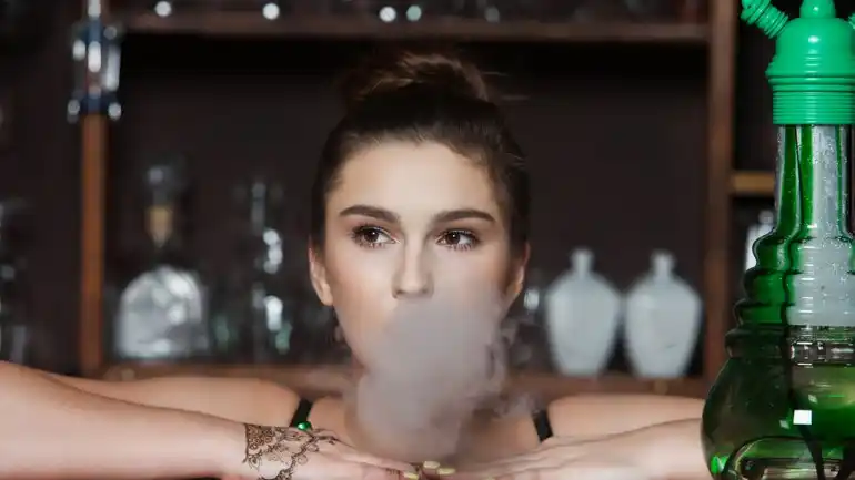 La peligrosa “moda” de fumar pipa de agua crece entre los jóvenes argentinos