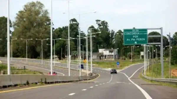 Funcionarios donan sus sueldos para que se abra el acceso de la �SY⬝ griega colocando un puesto de control sanitario