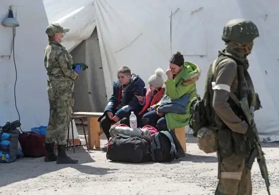 Una mujer y dos niños, evacuados de la acería a un centro de alojamiento temporal.