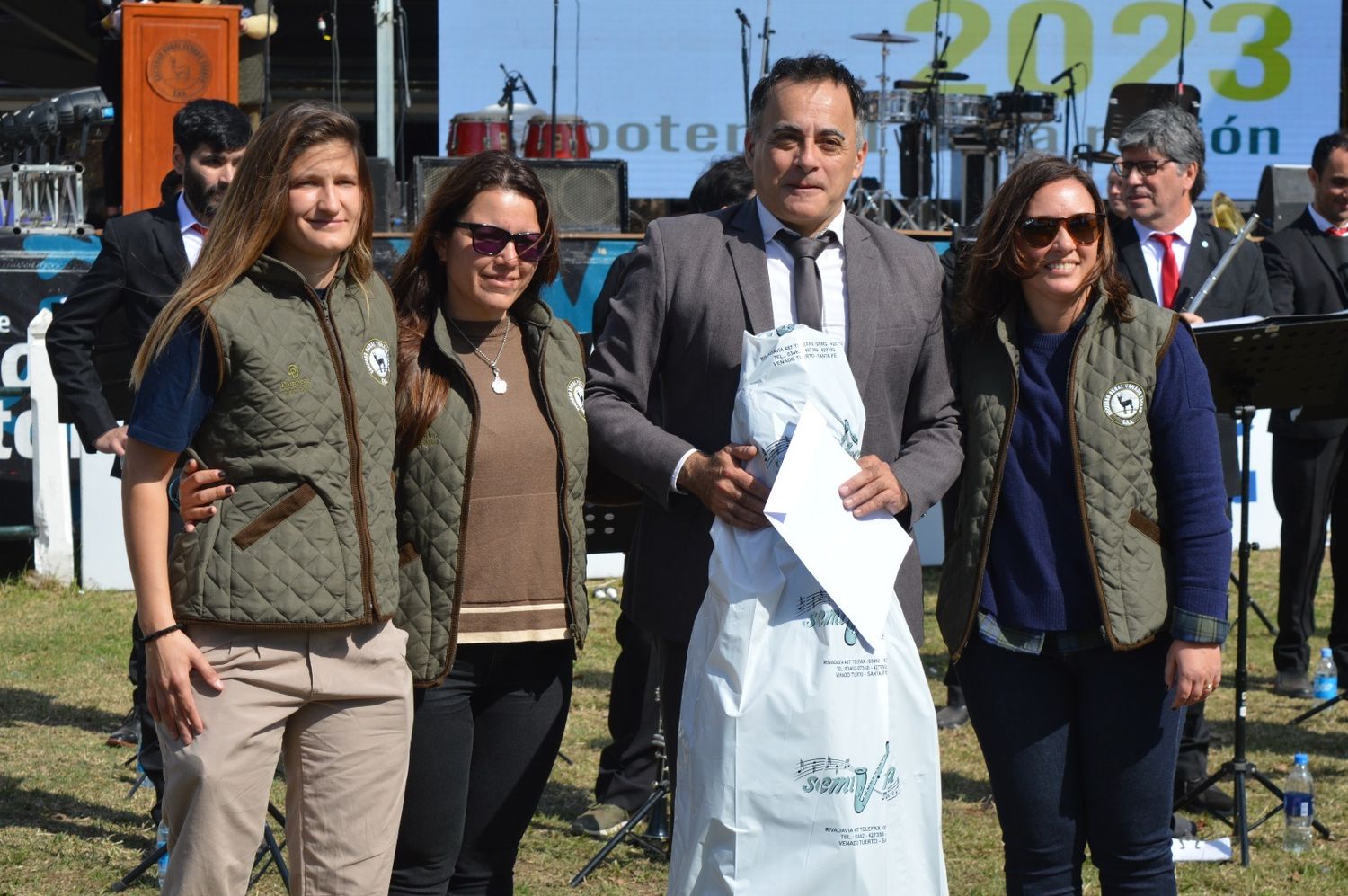 La presidenta de la Rural hizo entrega de un violoncelo al director de la banda, Ezequiel Fernández.