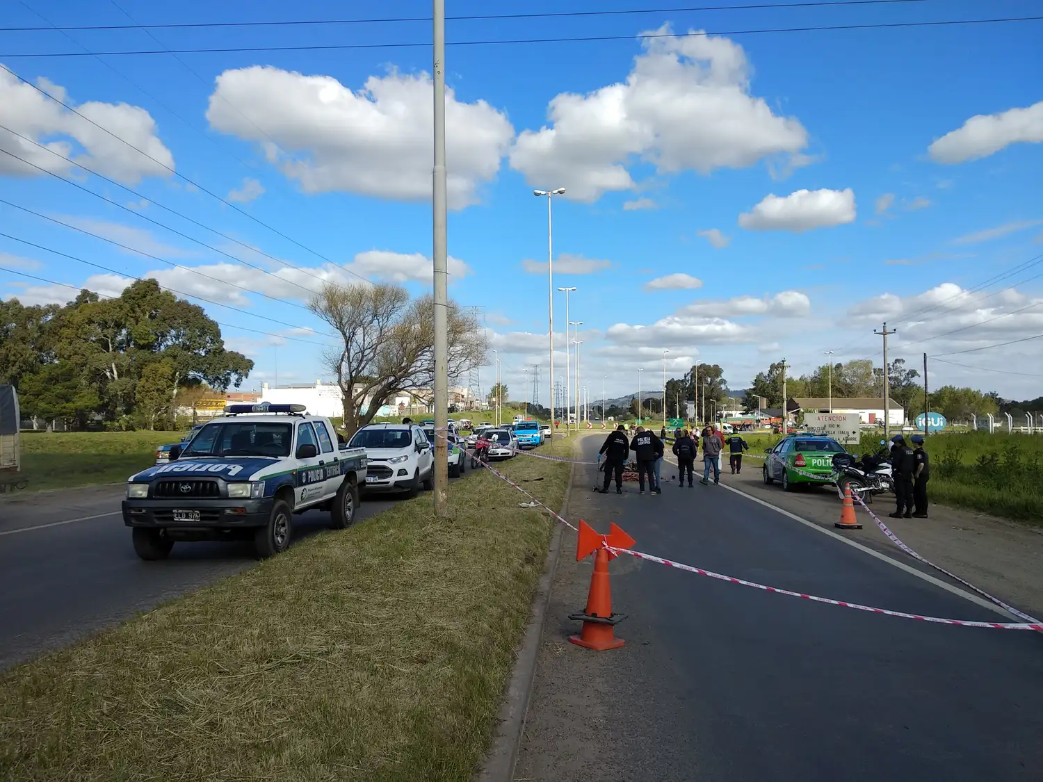 Un joven falleció al perder el control de su moto y terminar debajo de un camión