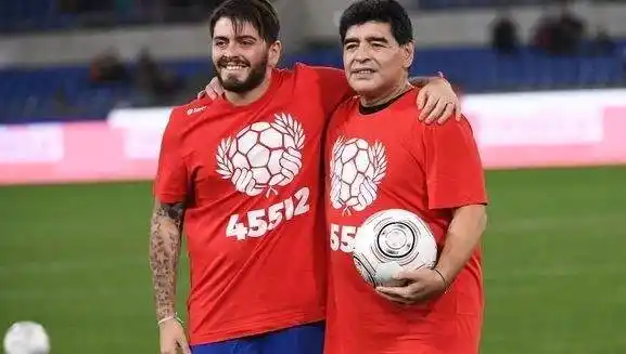 Diego Junior defendió a Maradona en la batalla contra Villafañe: “Las camisetas son de mi papá”
