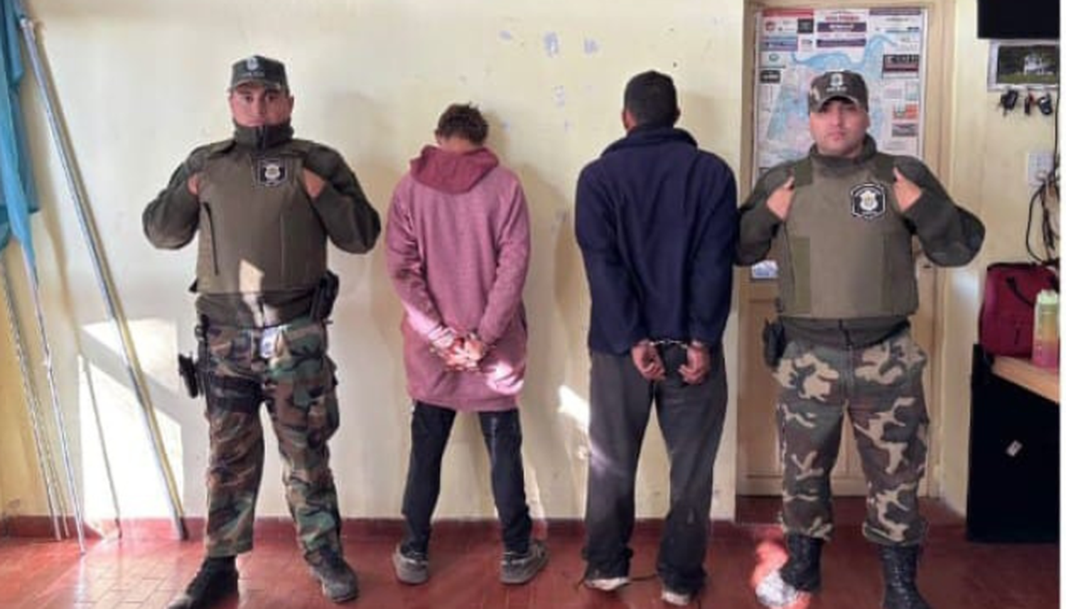 Los hombres fueron aprehendidos por personal de la policía rural.