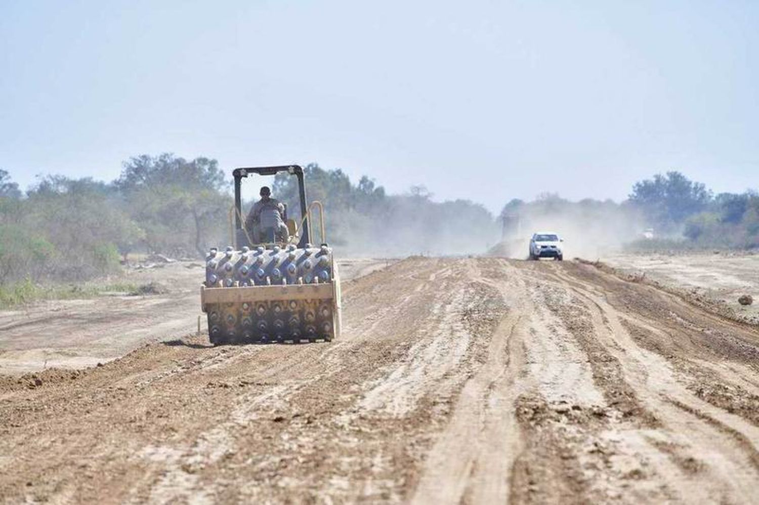 El estabilizado granular en el camino vecinal 
4000 en el Oeste provincial está en la etapa final