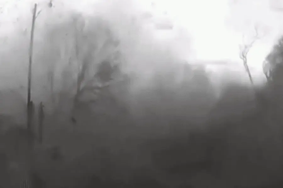 VIDEO | Atemorizante: quedó atrapado con su camioneta en el medio de un tornado