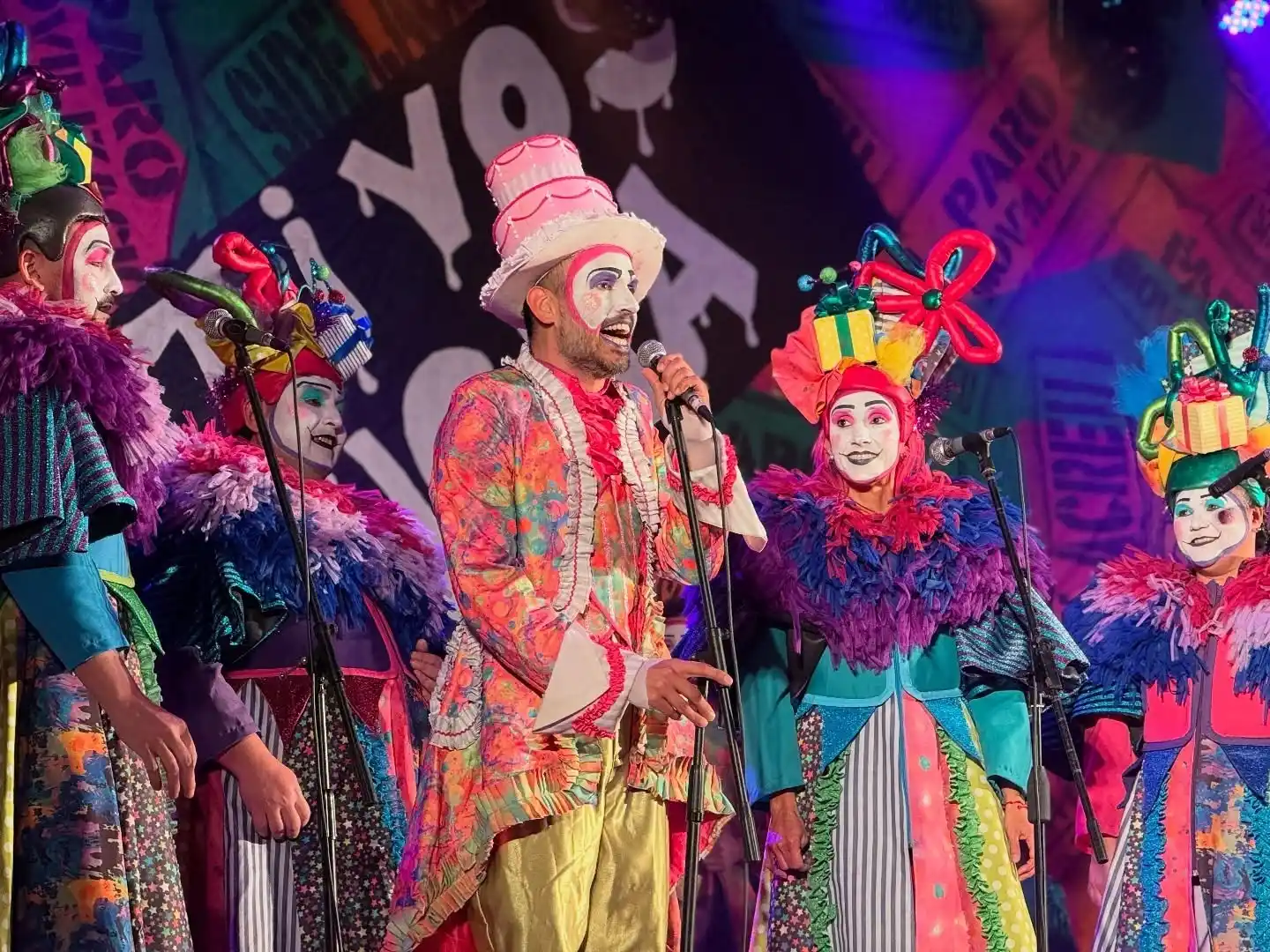 Gran actuación de la murga "Vieja Diabla". Foto. MVT