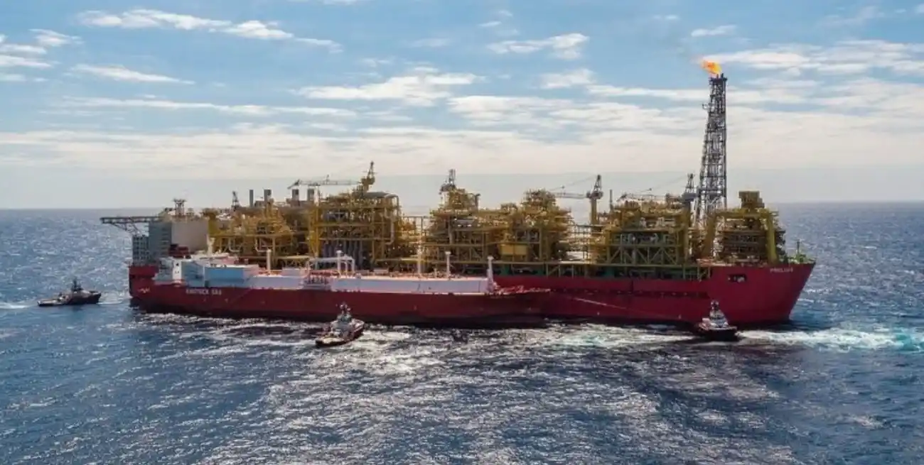 Shell opera en el Mar de Timor su "Prelude" (488 metros de eslora y 70 de manga) con el que extrae gas y lo licúa. La empresa tiene experiencia, pero ese barco debe permanecer allí. El desafío es contratar una nueva planta flotante, y no son muchas en el mundo.