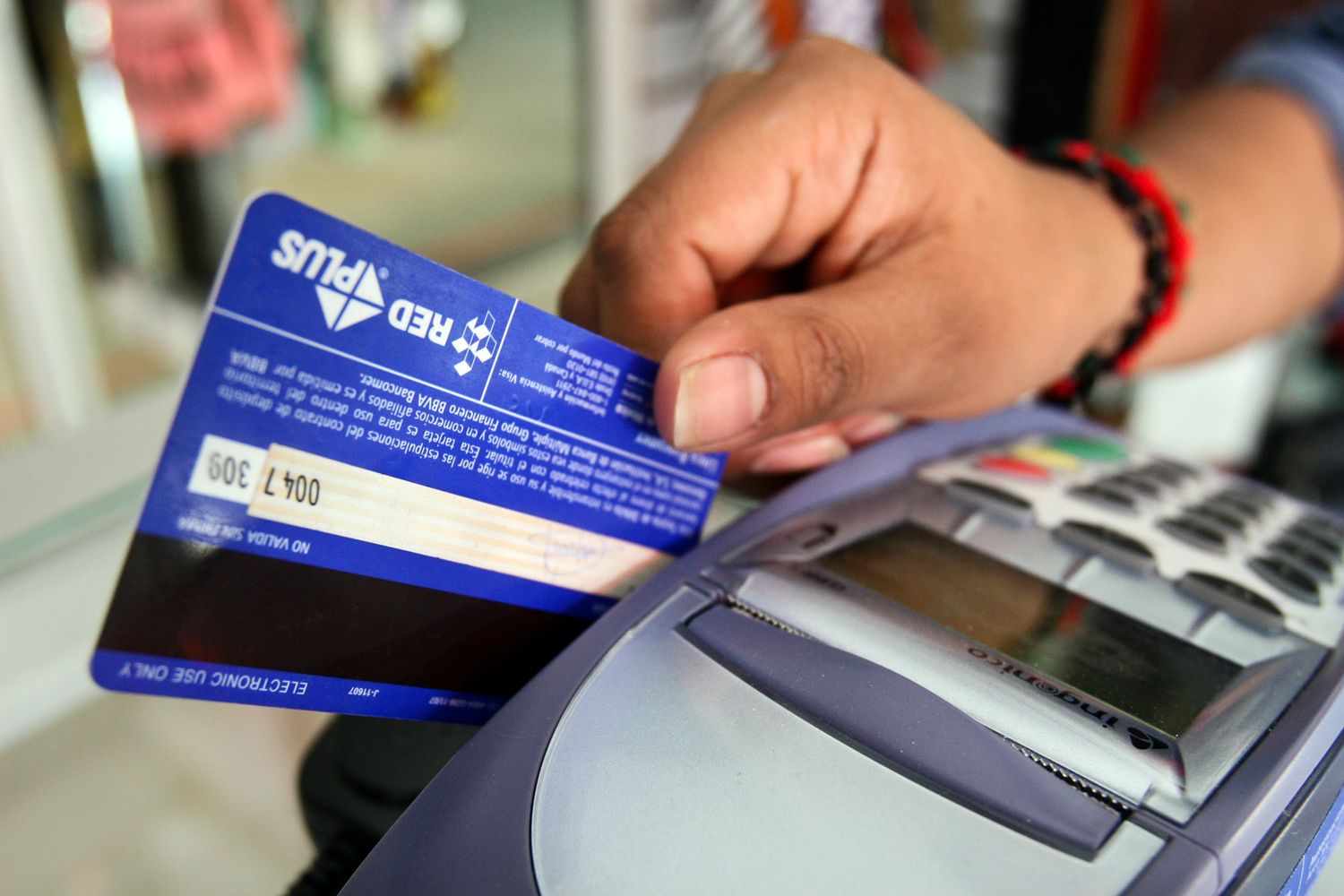 Los que compran con débito pagarán la mejora de Ganancias de los que más ganan