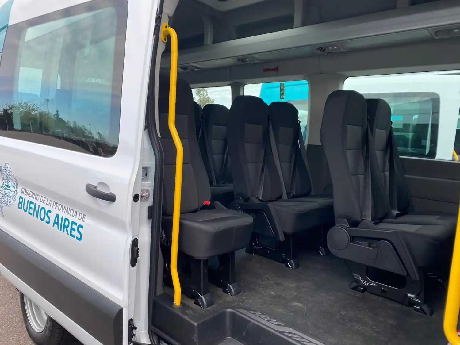 El vehículo marca Ford, modelo Transit, está equipado con rampa y silla de ruedas.