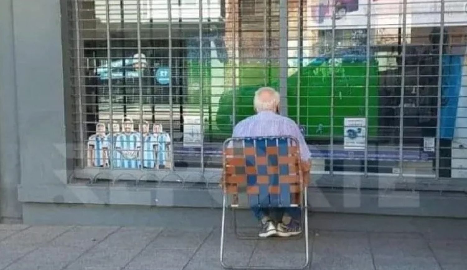 Un abuelo entrerriano se hizo viral mirando el partido de Argentina frente a una vidriera