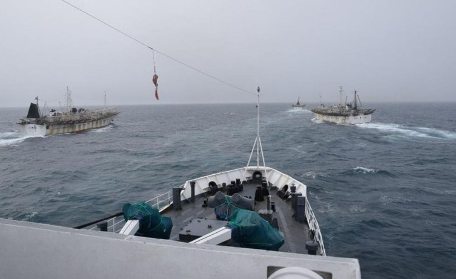 Barcos pesqueros chinos amenazan los recursos naturales del Mar Argentino