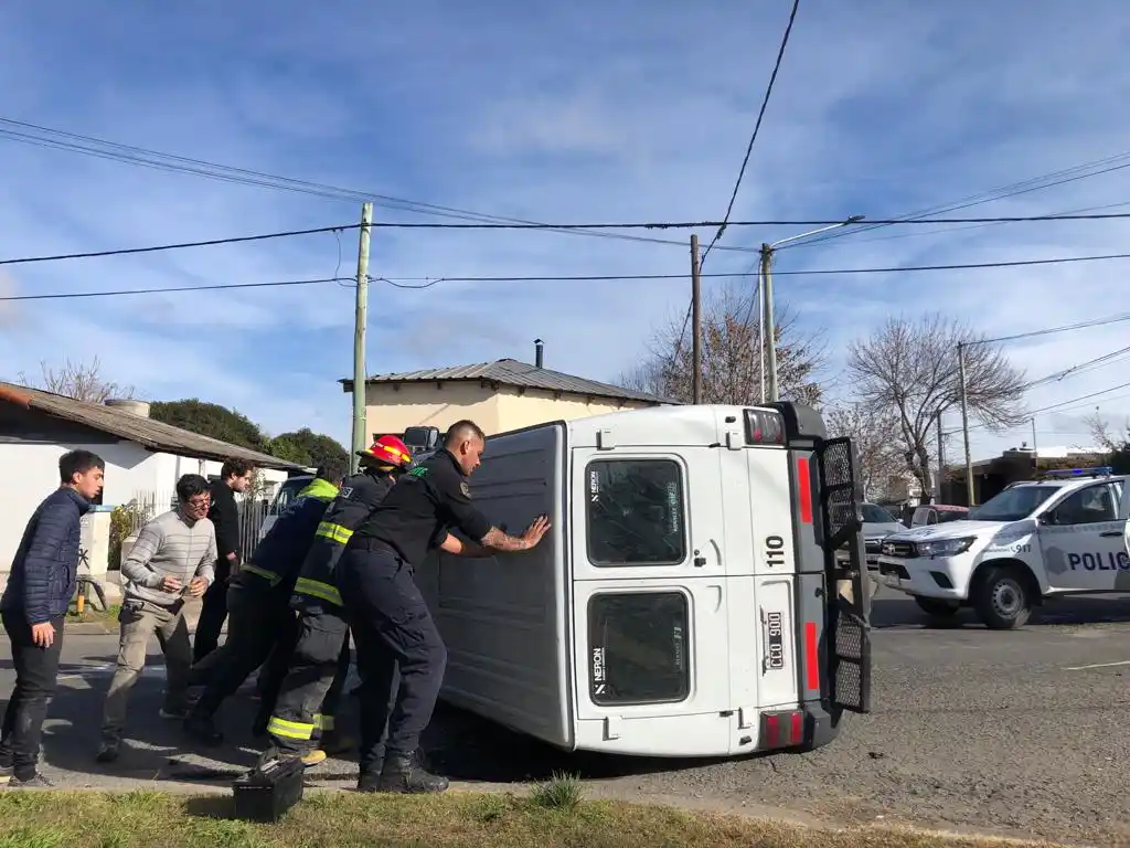 Personal de Policía y Bomberos, dando vuelta la Renault Trafic volcada.