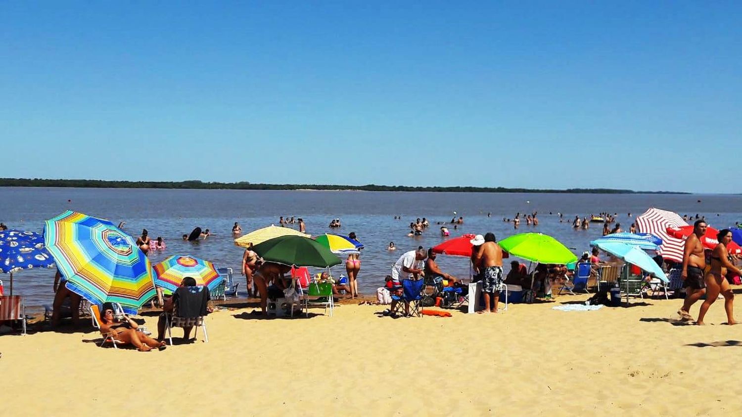 Un hombre jugó al vóley y murió al ingresar al agua en un conocido balneario entrerriano