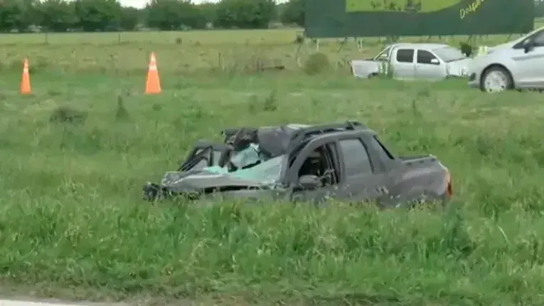 Trágico choque entre una camioneta y un camión: una mujer perdió la vida y otras dos personas resultaron heridas