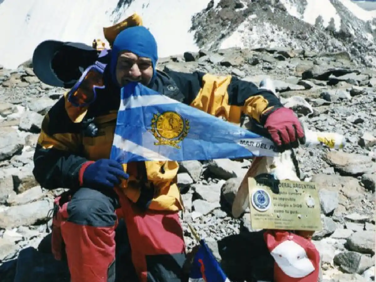 Un ex comandante del ARA San Juan hizo cumbre en el Aconcagua y homenajeó a los 44 tripulantes