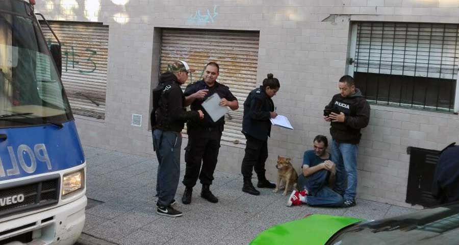 Una mujer apuñaló a su pareja en el cuello