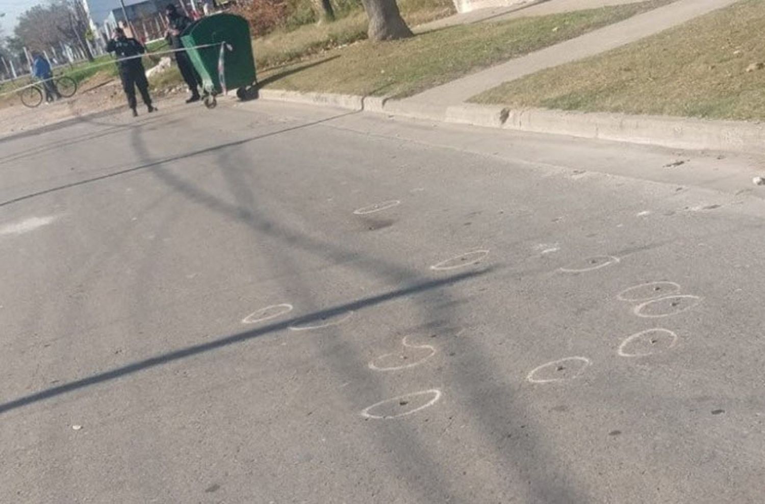 Una mujer resultó herida en un brutal tiroteo a metros de un colegio primario