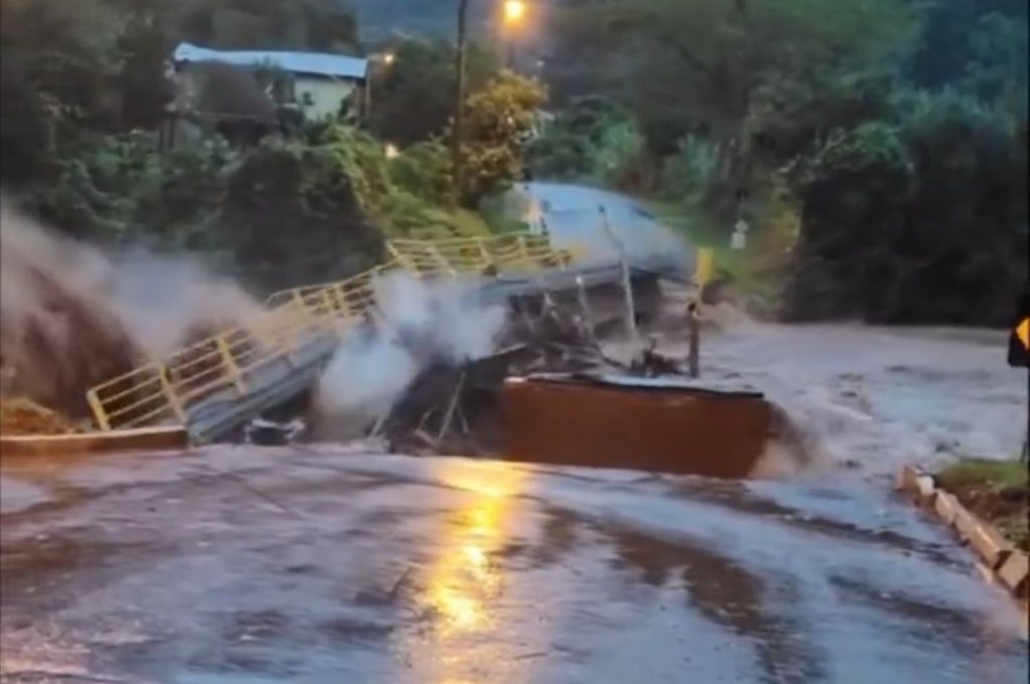 La corriente de un río arrasó con un puente