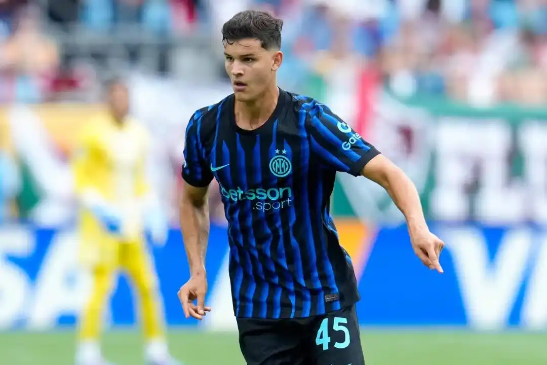 Racing oficializó la llegada de Valentín Carboni y ya puso la firma