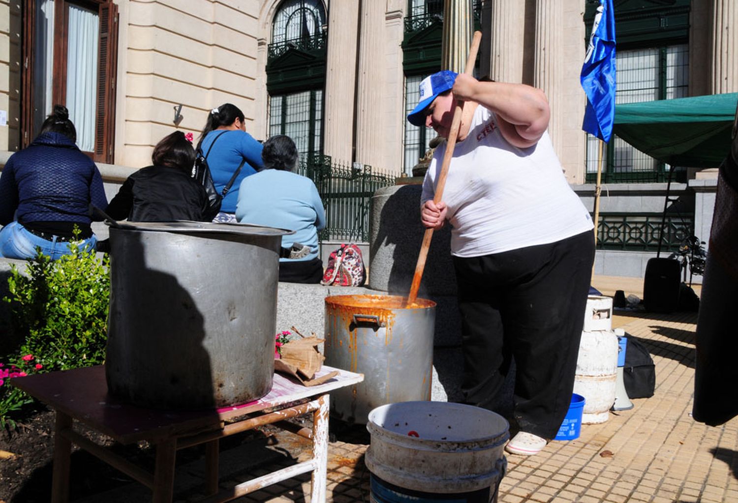 Organizaciones sociales realizaron una olla popular en la Explanada Municipal