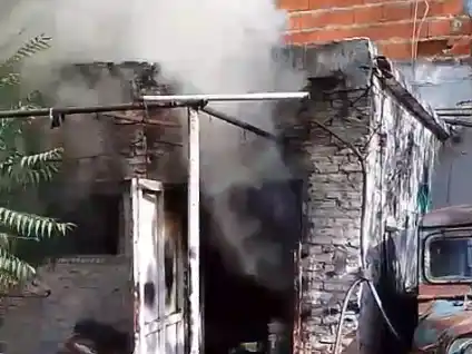 Un hombre está en grave estado tras ser rescatado del incendio de una vivienda en la zona norte