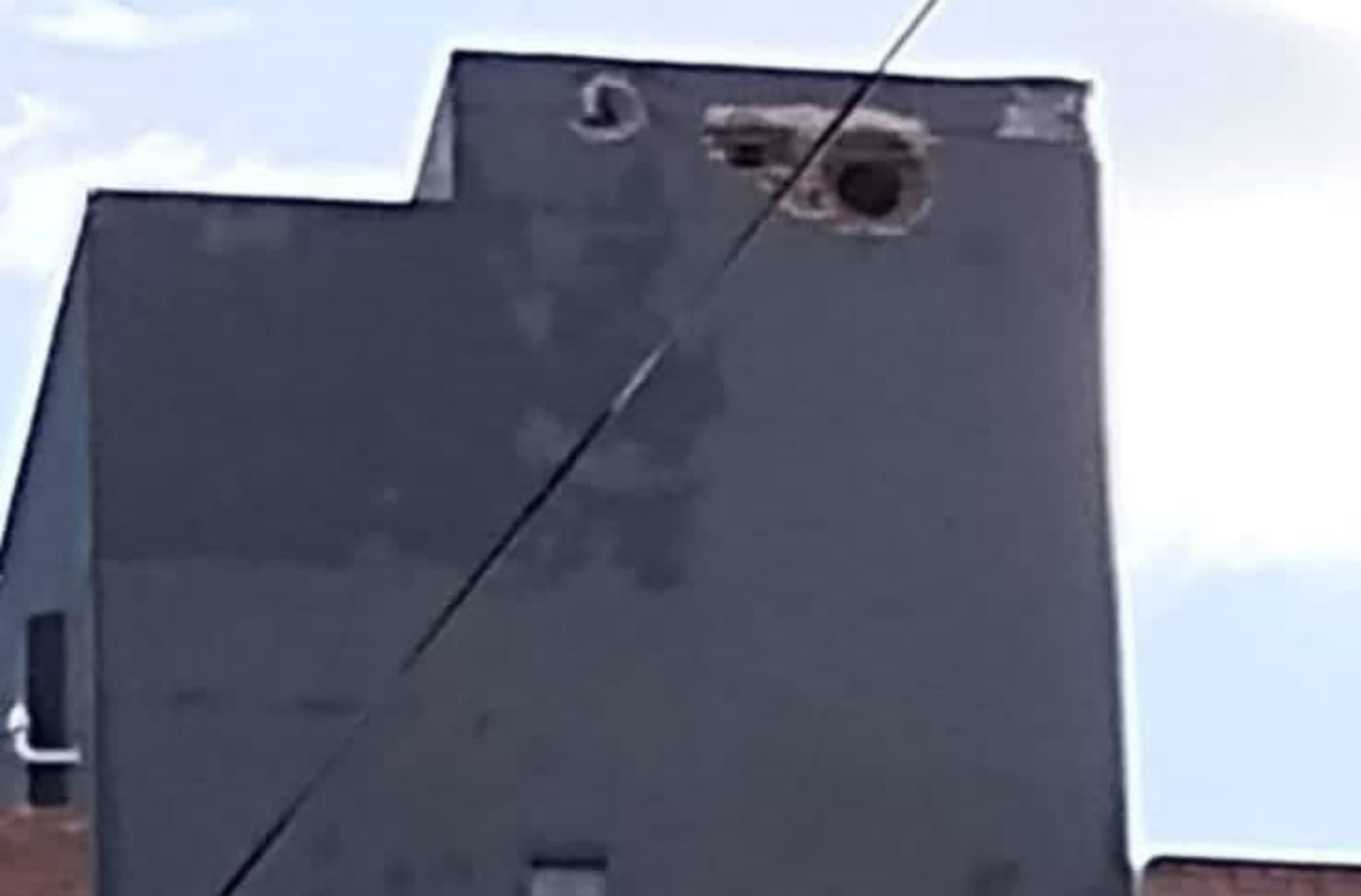 Un rayo dejó un gran agujero tras impactar contra un edificio en barrio Agote