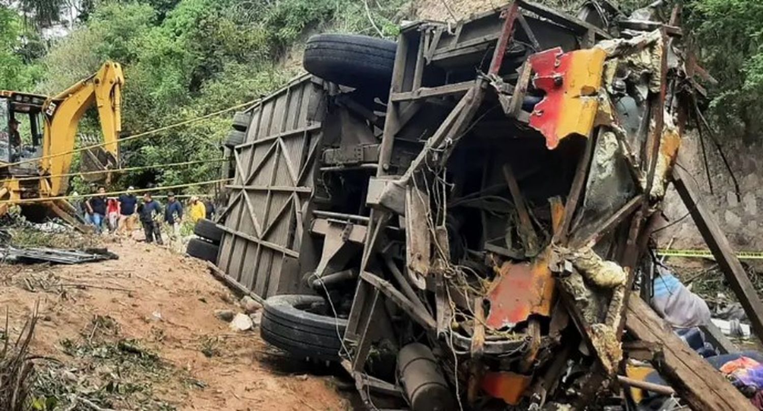 Desbarrancó un colectivo en México: 27 pasajeros murieron y 19 resultaron heridos