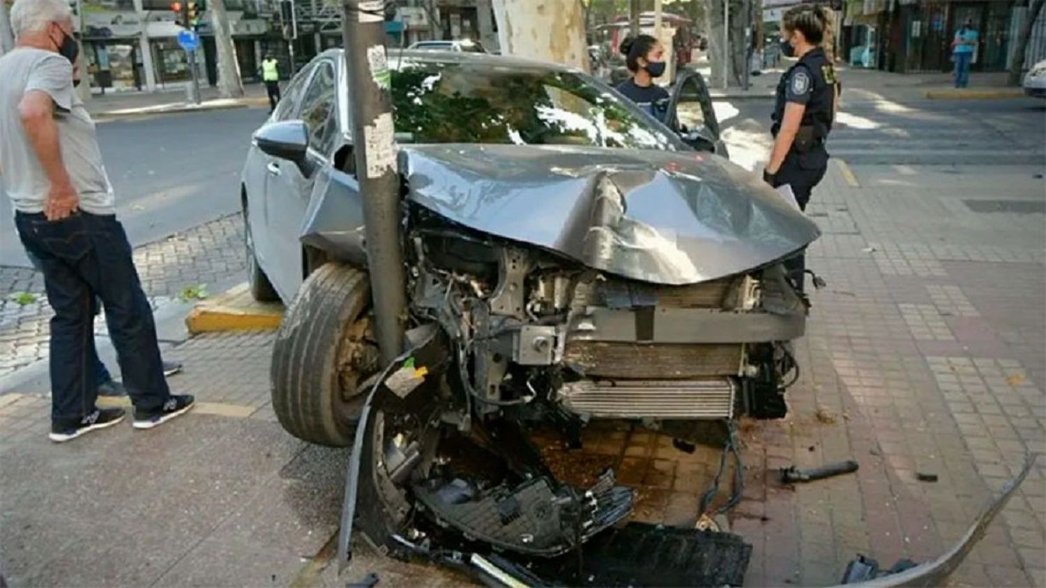 Dejó su auto para que lo laven, pero un playero borracho lo destruyó contra un semáforo