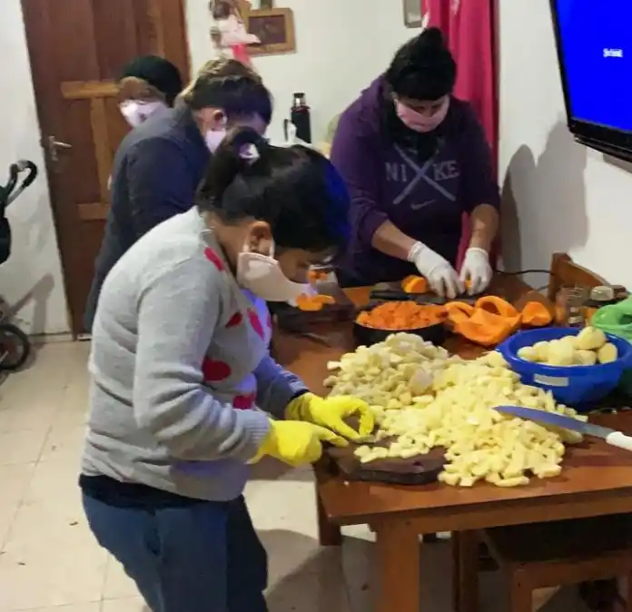 Colaboradoras cocinando los alimentos que fueron donados por la SRG