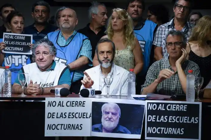 Movilización contra el cierre de 14 escuelas nocturnas