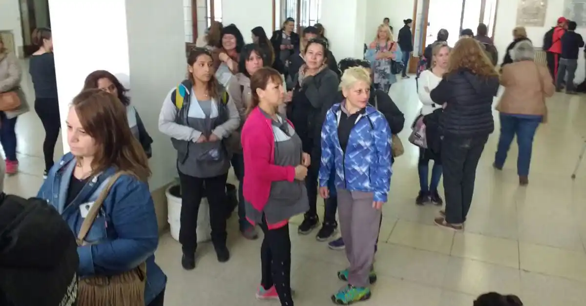 Personal de limpieza vuelve a protestar en la comuna por el pago de haberes