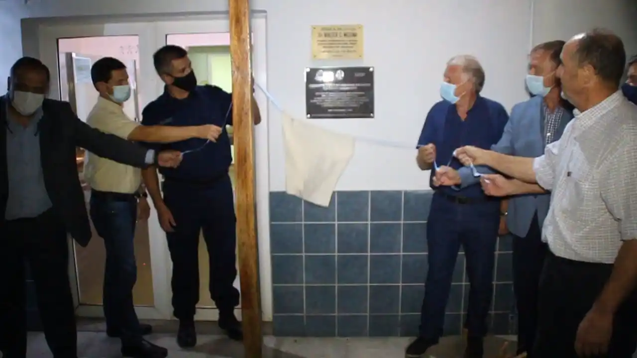 Descubrimiento de una placa en homenaje a la policía