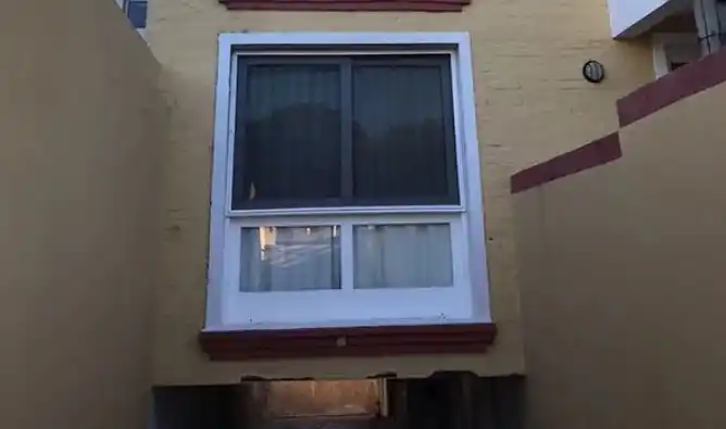 Vacaciones trágicas: Un nene de 3 años murió tras caer desde una ventana 