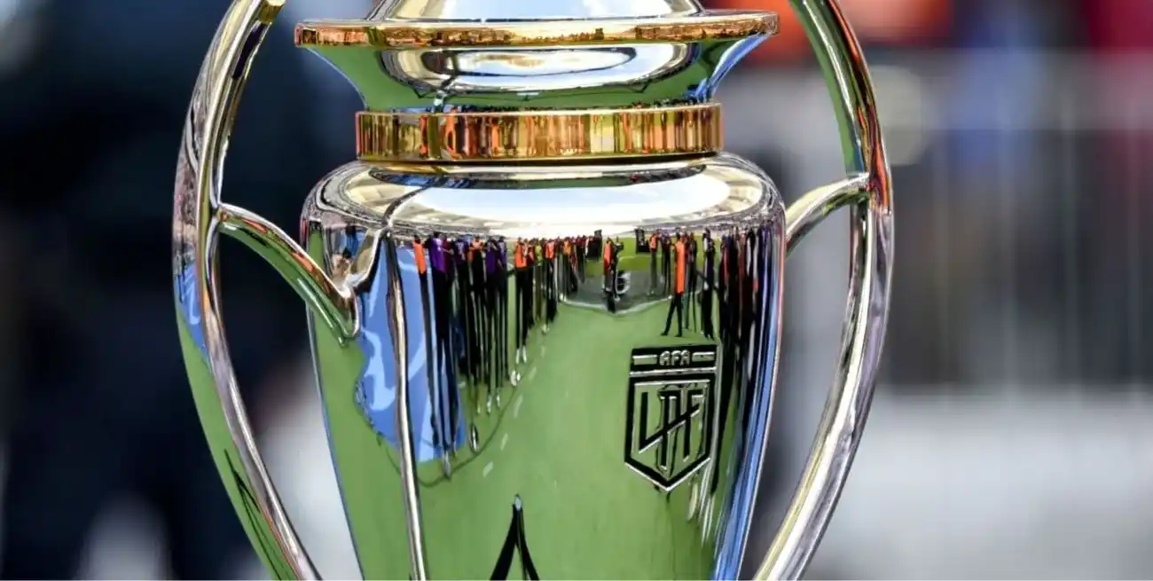 El trofeo de la Copa de la Liga Profesional de fútbol.