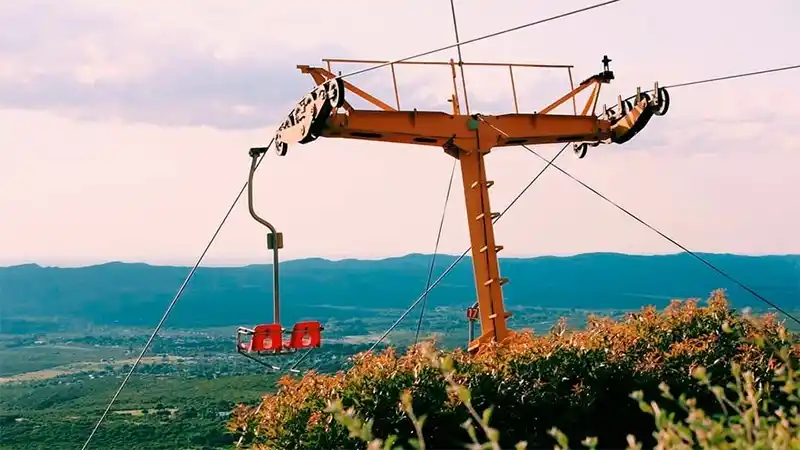 Una pareja se salvó de milagro al desprenderse una aerosilla en Córdoba