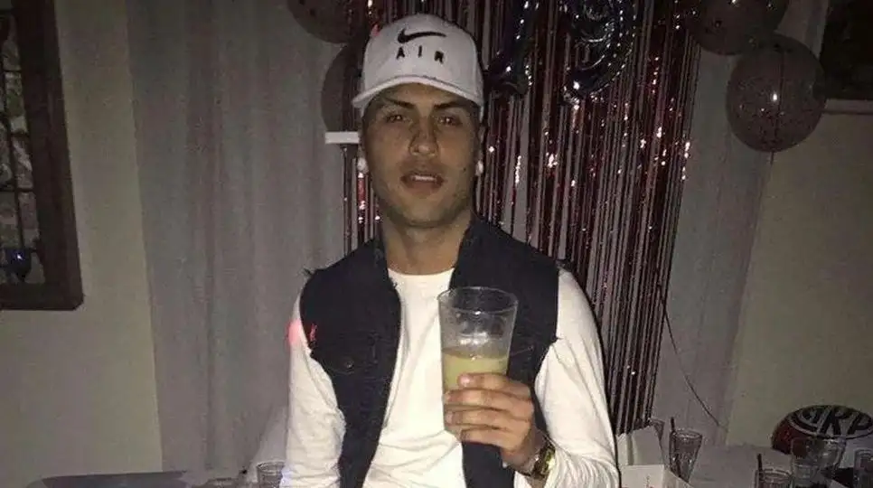 Hizo pis sobre una cama y una TV: la fiesta que terminó con dos muertos y un policía detenido